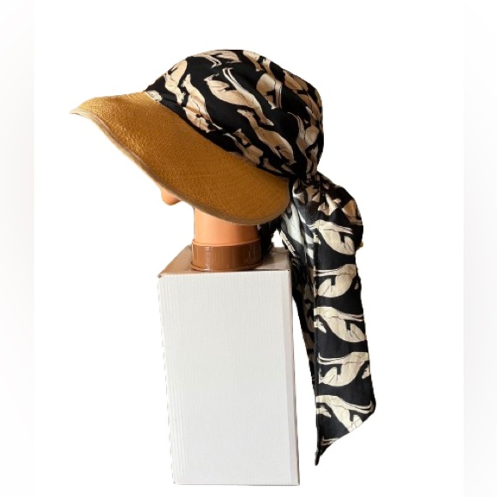 Sensi Studio
Straw Visor With dog printed black/white  Scarf
